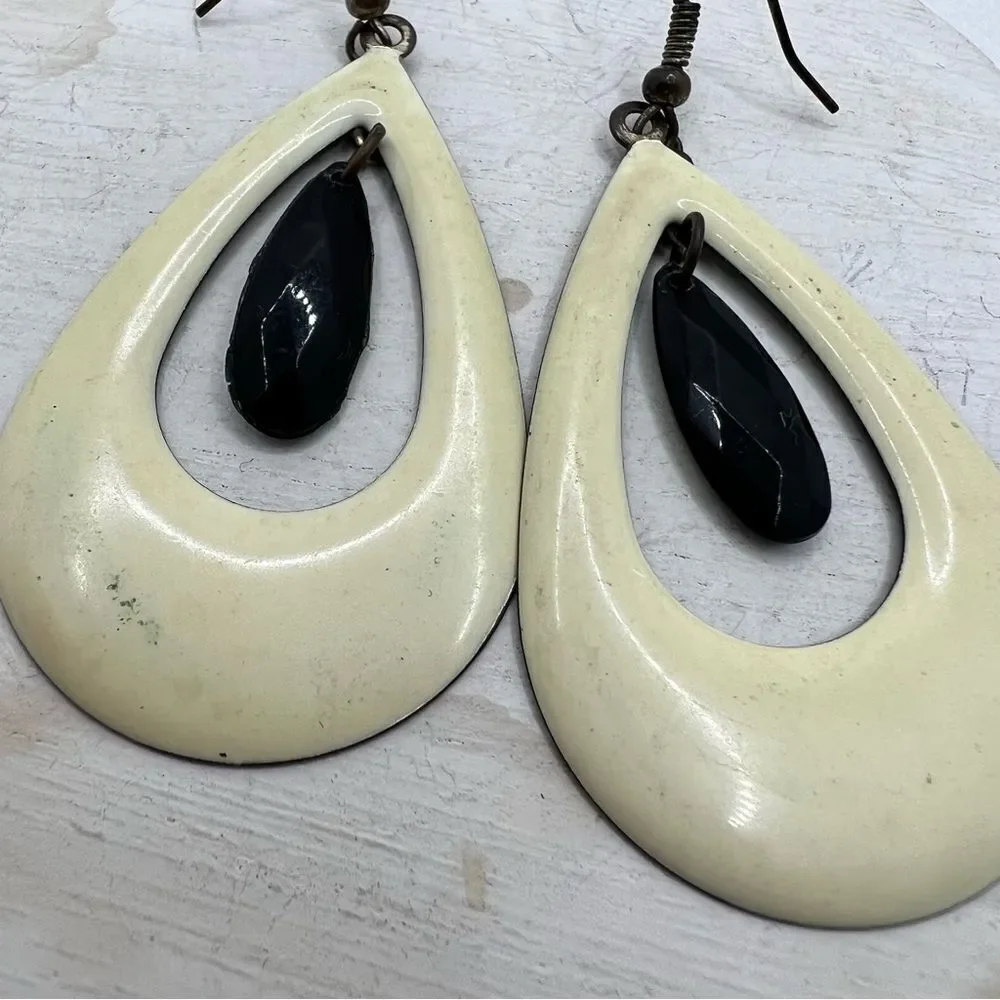 🍭6/$30 Black and cream two tone dangle teardrop retro earring